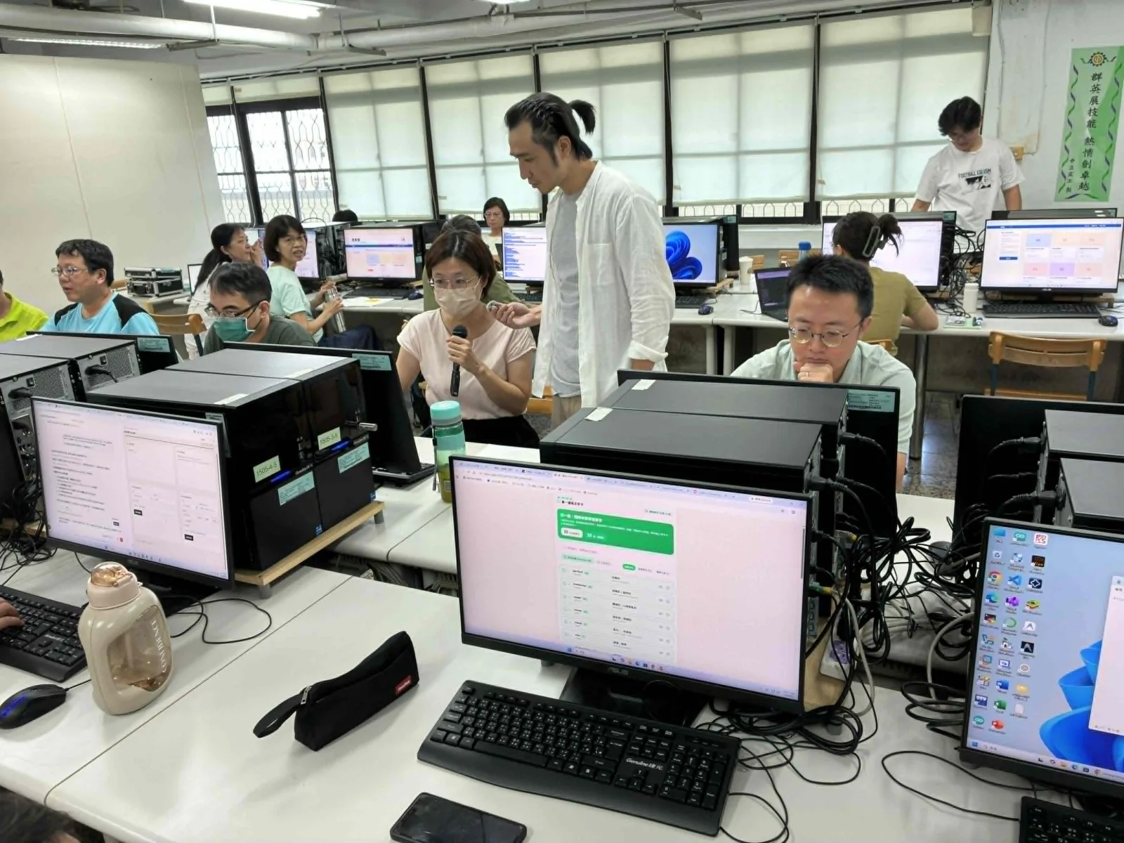 實作課時走到學員座位旁確認進度
